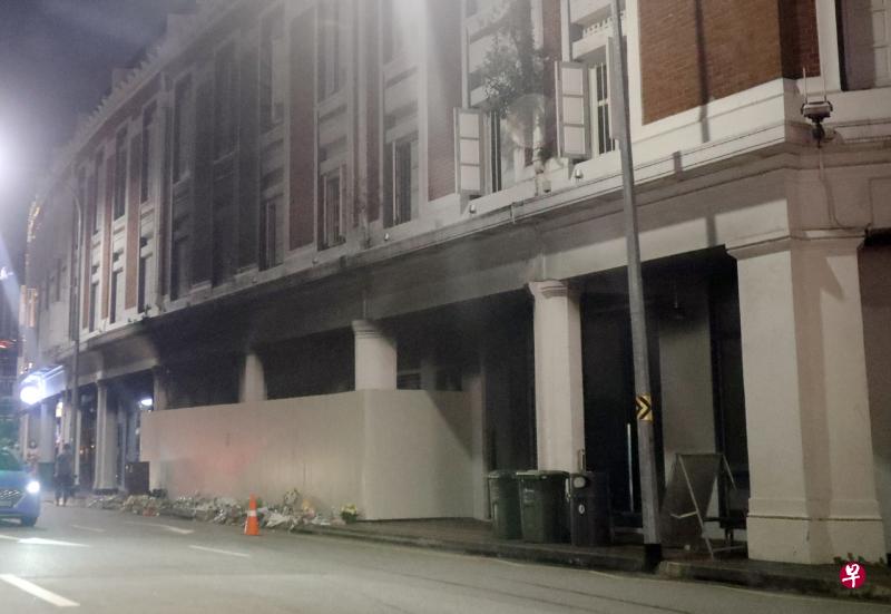 车祸现场至昨晚仍被隔板围起来,店前有多个花束和各种祭品。(档案照片) 车祸现场至昨晚仍被隔板围起来,店前有多个花束和各种祭品。(档案照片)