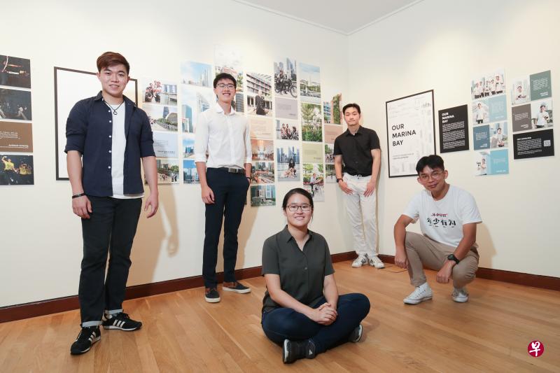 刘清泉(左起)、连国海、李宣影、张诗杰和张舒航义务策划“我们的滨海湾”摄影展,展览目前在市区重建局的新加坡城市展览馆“城市画布”展区展出。(蔡家增摄) 刘清泉(左起)、连国海、李宣影、张诗杰和张舒航义务策划“我们的滨海湾”摄影展,展览目前在市区重建局的新加坡城市展览馆“城市画布”展区展出。(蔡家增摄)