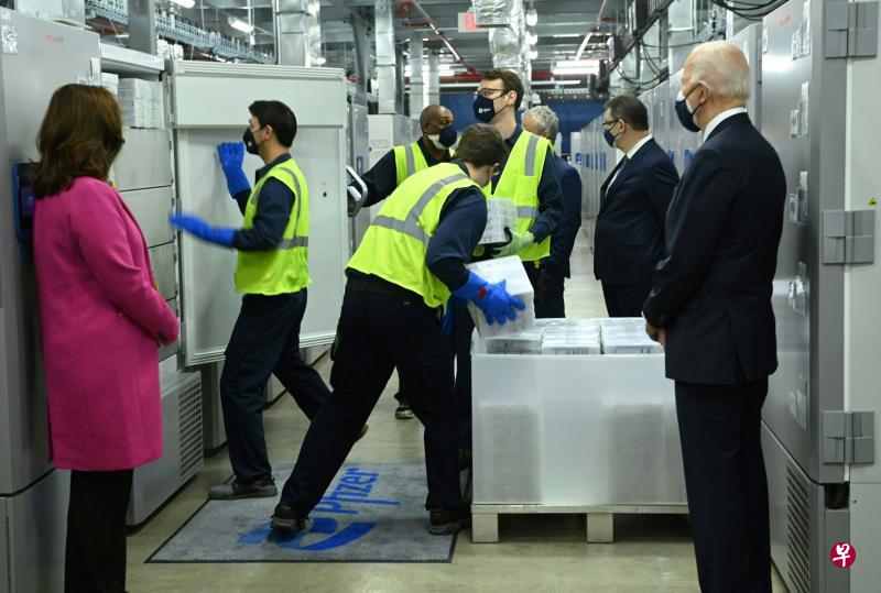 拜登(右)周五到密歇根州卡拉马祖参观辉瑞的冠病疫苗制造厂,密歇根州长惠特默(左)陪同。(法新社) 拜登(右)周五到密歇根州卡拉马祖参观辉瑞的冠病疫苗制造厂,密歇根州长惠特默(左)陪同。(法新社)