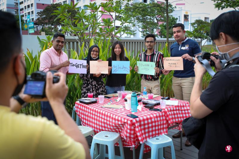 在笃信圣经长老会碧山协恩堂出席跨信仰交流活动的青年共享晚餐之余,也一起写下对和谐社会的期许。(林泽锐摄) 在笃信圣经长老会碧山协恩堂出席跨信仰交流活动的青年共享晚餐之余,也一起写下对和谐社会的期许。(林泽锐摄)