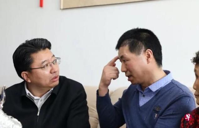 祁发宝(右二)昨天向慰问团介绍自己的受伤情况。(北京日报微信/新甘肃客户端) 祁发宝(右二)昨天向慰问团介绍自己的受伤情况。(北京日报微信/新甘肃客户端)