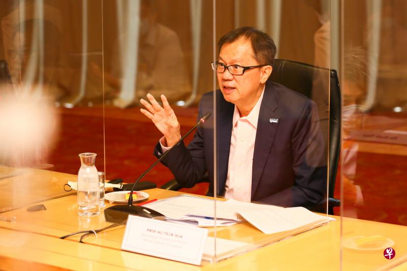 国大高级常务副校长兼教务长何德华教授指出,工程学院以及设计与环境学院这两所学院有许多共同之处,许多发明如智能电话、电动车、节能建筑等都集工程与设计的专长。(施策文摄) 国大高级常务副校长兼教务长何德华教授指出,工程学院以及设计与环境学院这两所学院有许多共同之处,许多发明如智能电话、电动车、节能建筑等都集工程与设计的专长。(施策文摄)