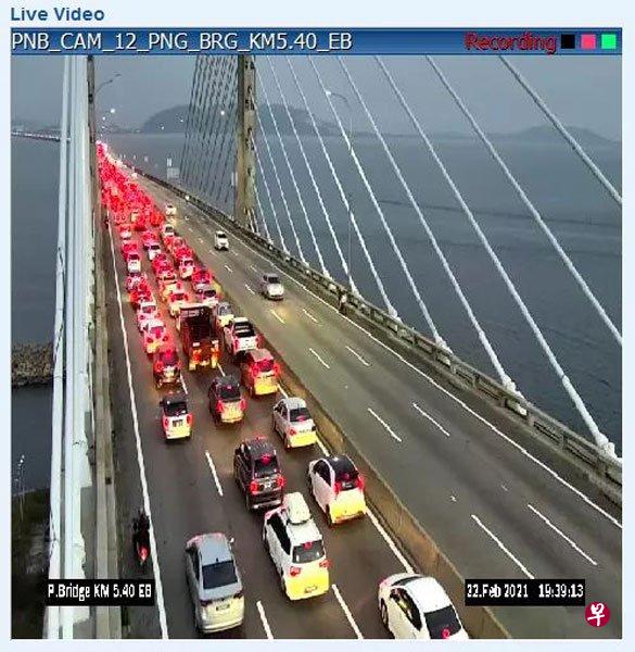 槟城大桥从槟岛往北海的入口(敦林苍祐医生大道处)周一晚上7时起暂时关闭,引起交通堵塞。(中国报) 槟城大桥从槟岛往北海的入口(敦林苍祐医生大道处)周一晚上7时起暂时关闭,引起交通堵塞。(中国报)