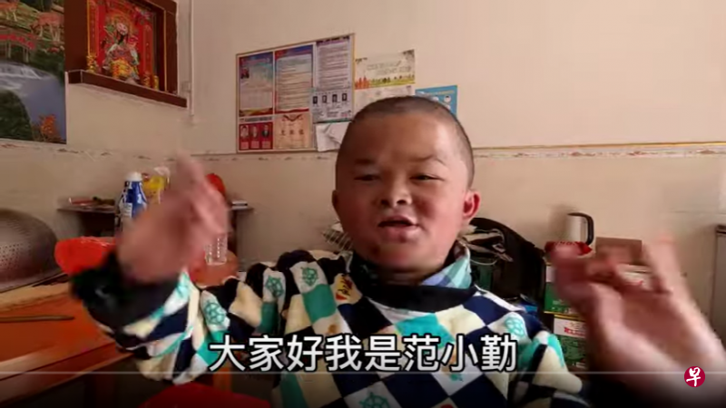 因长相酷似阿里巴巴创始人马云而走红的13岁男孩范小勤,日前因被网红公司解约送回农村老家而再度引发网民关注。(互联网) 因长相酷似阿里巴巴创始人马云而走红的13岁男孩范小勤,日前因被网红公司解约送回农村老家而再度引发网民关注。(互联网)