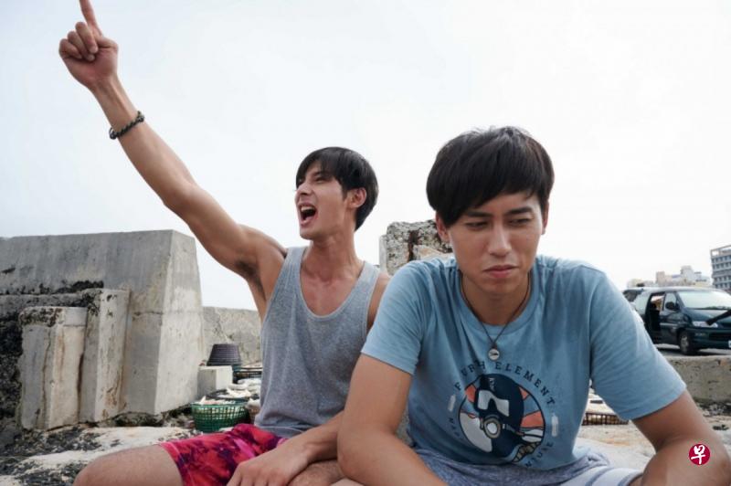 柯鉴育(右)和郑凯在《东经北纬》饰演兄弟。←柯俊雄当年一直希望儿子能进入演艺圈,但柯鉴育不想星二代身份受关注。(互联网) 柯鉴育(右)和郑凯在《东经北纬》饰演兄弟。←柯俊雄当年一直希望儿子能进入演艺圈,但柯鉴育不想星二代身份受关注。(互联网)