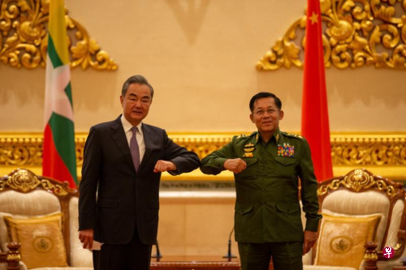 王毅上个月访问缅甸时,曾会见缅甸国防军总司令敏昂莱。(中国外交部网站) 王毅上个月访问缅甸时,曾会见缅甸国防军总司令敏昂莱。(中国外交部网站)