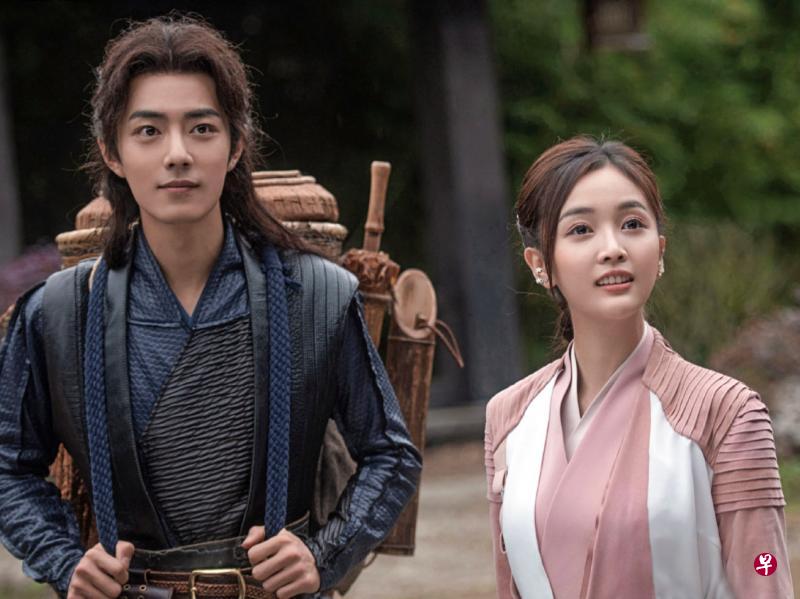 肖战(左)剧中拥有双生武魂,踏上成为魂师之路,与吴宣仪(右)等五个性格各异的伙伴组成“史兰克七怪”。 肖战(左)剧中拥有双生武魂,踏上成为魂师之路,与吴宣仪(右)等五个性格各异的伙伴组成“史兰克七怪”。