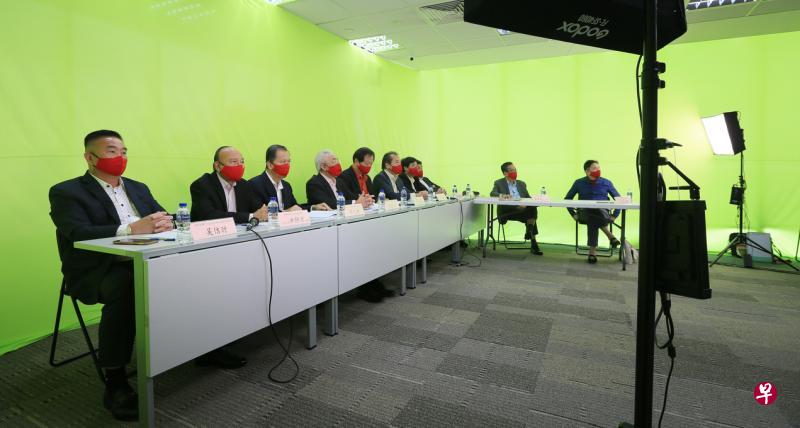 潮州八邑会馆线上召开第87次常年会员大会。左起是副会长吴佶财、副会长洪静源、前会长蔡纪典、会长曾建权、署理会长吴木兴、副会长林宝顺、副会长杨应群、副会长陈展鹏、总务卓林茂及财政沈茂強。(龙国雄摄) 潮州八邑会馆线上召开第87次常年会员大会。左起是副会长吴佶财、副会长洪静源、前会长蔡纪典、会长曾建权、署理会长吴木兴、副会长林宝顺、副会长杨应群、副会长陈展鹏、总务卓林茂及财政沈茂強。(龙国雄摄)