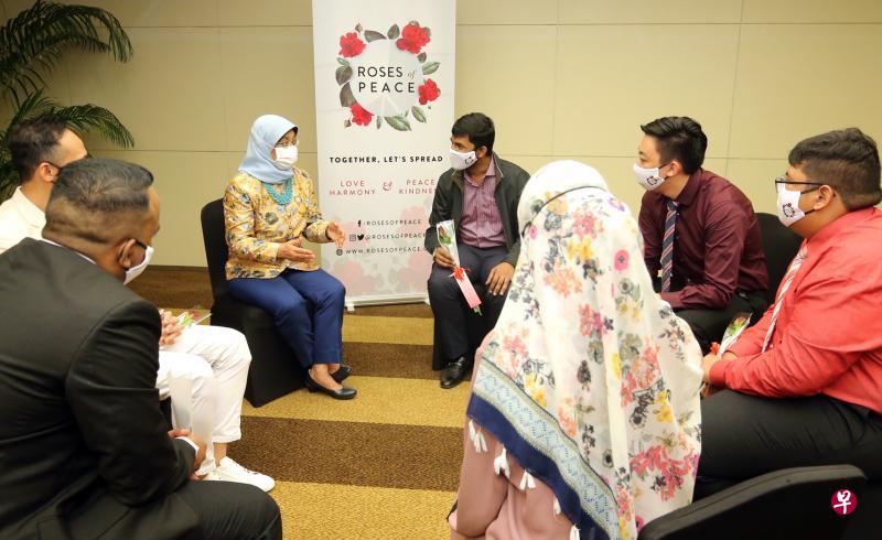 哈莉玛总统(右四)昨天与民间组织“和平玫瑰”的新一批和平大使交流。“和平玫瑰”自2012年成立至今,已接触3000多名不同信仰的青年义工,派发超过5万朵配有各信仰和平寄语卡片的玫瑰。(唐家鸿摄) 哈莉玛总统(右四)昨天与民间组织“和平玫瑰”的新一批和平大使交流。“和平玫瑰”自2012年成立至今,已接触3000多名不同信仰的青年义工,派发超过5万朵配有各信仰和平寄语卡片的玫瑰。(唐家鸿摄)