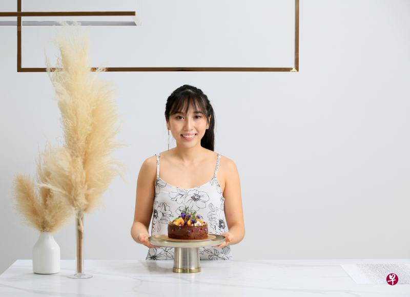 李亭希望让妈妈吃到更健康、营养的蛋糕,实验成功后创办了纯素甜点店The Clean Addicts。 李亭希望让妈妈吃到更健康、营养的蛋糕,实验成功后创办了纯素甜点店The Clean Addicts。