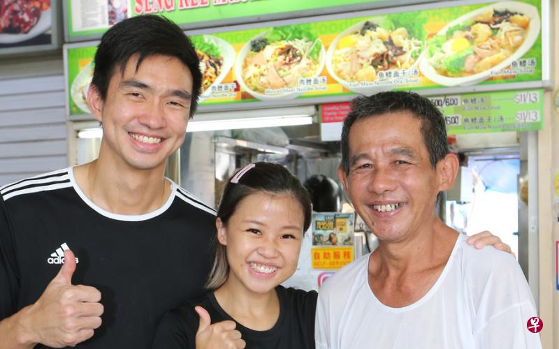 第一代摊主李永胜（右）如今也认可准女婿的煮面手艺，李凯琳与林文俊或将在实龙岗花园熟食中心5月31日装修完工后，接档成为胜记香菇肉脞面的第二代主人。（唐家鸿摄） 
