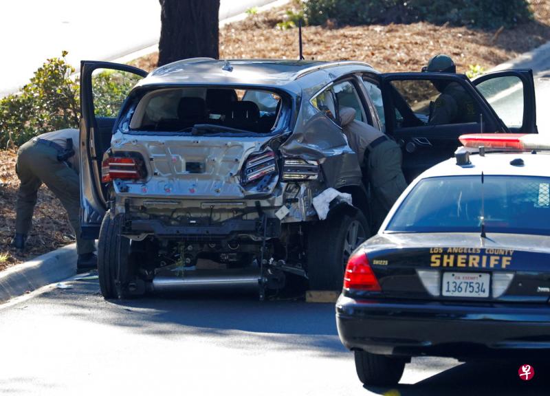 据报道,泰格·伍兹是在一起单车侧翻事故中受伤。图为警方正在检查涉及车祸的一辆汽车。(路透社) 据报道,泰格·伍兹是在一起单车侧翻事故中受伤。图为警方正在检查涉及车祸的一辆汽车。(路透社)