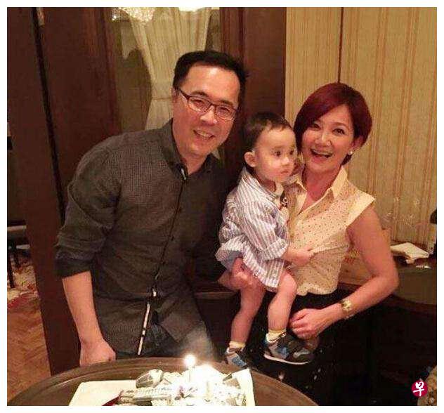 梁静茹与前夫赵元同、儿子合影。(互联网) 梁静茹与前夫赵元同、儿子合影。(互联网)