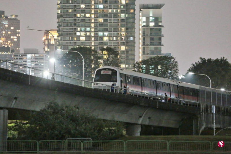 2月25日晚上,东西线武吉士站至阿裕尼站往巴西立方向的列车服务,疑因有人闯入轨道被撞死而暂停服务。(徐颖荃摄) 2月25日晚上,东西线武吉士站至阿裕尼站往巴西立方向的列车服务,疑因有人闯入轨道被撞死而暂停服务。(徐颖荃摄)