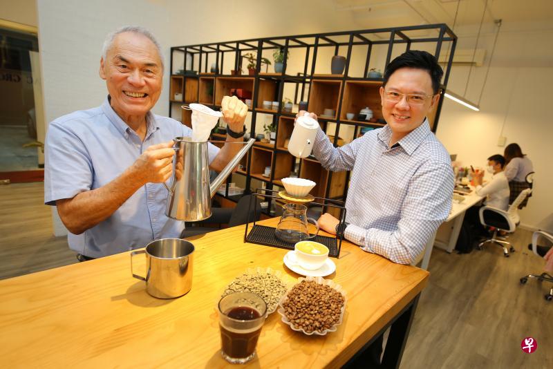 新加坡咖啡协会主席马逢隆(左起)和执行董事陈兴财克服重重困难举办网上咖啡拍卖会,获得业界不错的反响。(何家俊摄) 新加坡咖啡协会主席马逢隆(左起)和执行董事陈兴财克服重重困难举办网上咖啡拍卖会,获得业界不错的反响。(何家俊摄)
