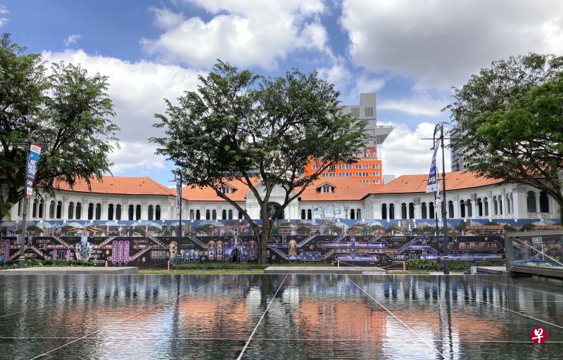 勿拉士峇沙区老建筑和老树林立,翻新中的新加坡美术馆的前身为圣若瑟书院,临时围栏板采用本地艺术家的作品。(蓝郁摄) 勿拉士峇沙区老建筑和老树林立,翻新中的新加坡美术馆的前身为圣若瑟书院,临时围栏板采用本地艺术家的作品。(蓝郁摄)