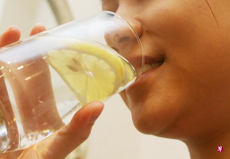 易上火的人群可适量喝 柠檬薄荷茶。(档案照) 易上火的人群可适量喝 柠檬薄荷茶。(档案照)