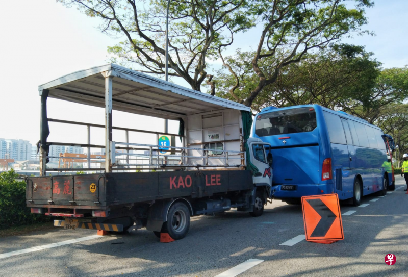 车祸地点是朝往大士方向的泛岛高速公路。(曾薪机摄) 车祸地点是朝往大士方向的泛岛高速公路。(曾薪机摄)