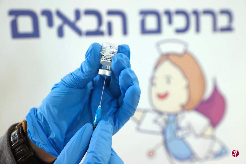 以色列进行的一项研究显示,在所有年龄层中,两剂的辉瑞冠病疫苗可将有症状的冠病病例减少至94%。(法新社) 以色列进行的一项研究显示,在所有年龄层中,两剂的辉瑞冠病疫苗可将有症状的冠病病例减少至94%。(法新社)