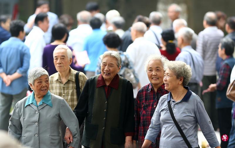 中国人力资源和社会保障部副部长游钧表示,目前中国的退休年龄总体偏低,不适应人口结构变化和老龄化发展趋势。(中新社档案照) 中国人力资源和社会保障部副部长游钧表示,目前中国的退休年龄总体偏低,不适应人口结构变化和老龄化发展趋势。(中新社档案照)