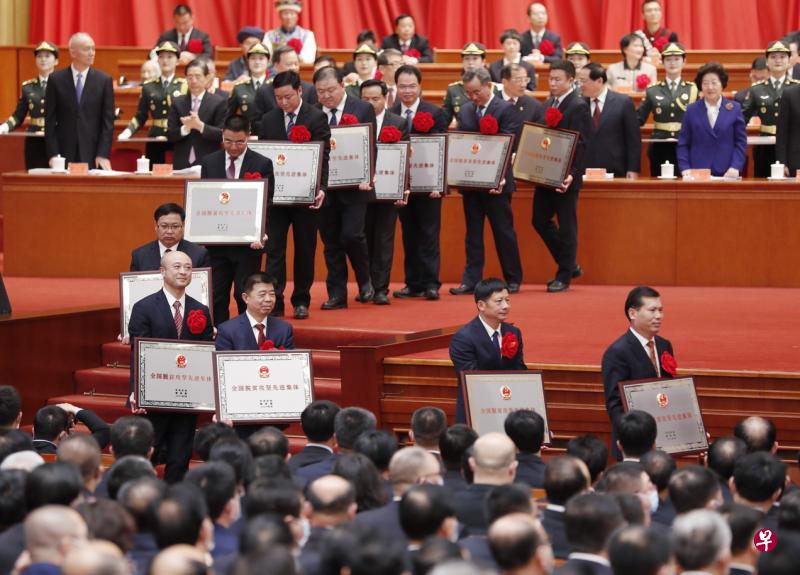 在中国脱贫攻坚战中有突出贡献的“全国脱贫攻坚楷模”称号获得者,昨天(25日)在北京人民大会堂领奖。(中新社) 在中国脱贫攻坚战中有突出贡献的“全国脱贫攻坚楷模”称号获得者,昨天(25日)在北京人民大会堂领奖。(中新社)