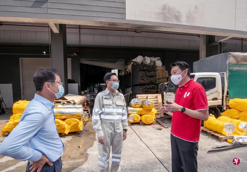 全国职工总会助理秘书长杨益财(右起)、人力部职业安全与卫生署署长孙伟杰,以及工作场所安全与卫生理事会主席吴秉华昨天下午走访失火的大士厂房。(陈来福摄) 全国职工总会助理秘书长杨益财(右起)、人力部职业安全与卫生署署长孙伟杰,以及工作场所安全与卫生理事会主席吴秉华昨天下午走访失火的大士厂房。(陈来福摄)