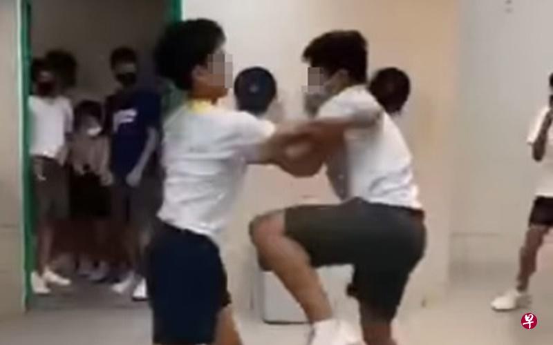 两名中学生在厕所打斗,多名同学在旁围观。(取自网络) 两名中学生在厕所打斗,多名同学在旁围观。(取自网络)