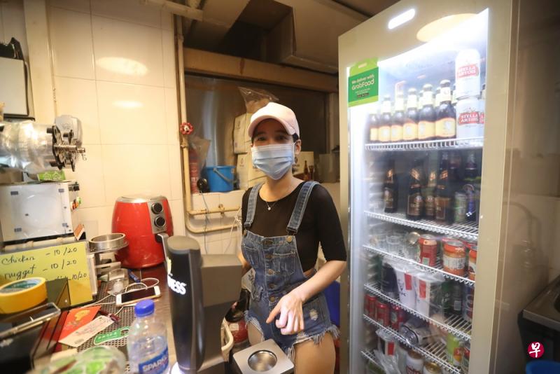啤酒妹Yumi称自己穿着性感上衣,被酒客偷拍胸部,事后改穿紧身衣裤。(饶进礼摄) 啤酒妹Yumi称自己穿着性感上衣,被酒客偷拍胸部,事后改穿紧身衣裤。(饶进礼摄)