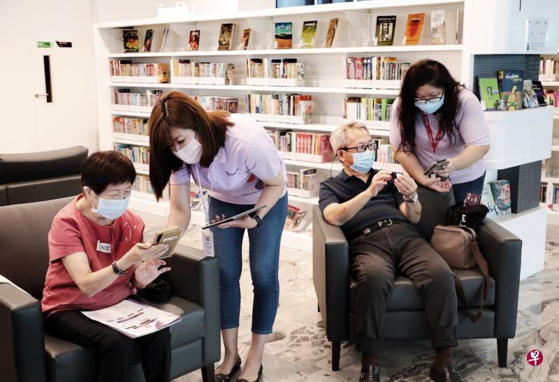 在数码大使的帮助下,陈少平(右二)与庄女士(左一)参与“图书馆数码服务学习之旅”,更熟练地掌握数码科技。(林国明摄) 在数码大使的帮助下,陈少平(右二)与庄女士(左一)参与“图书馆数码服务学习之旅”,更熟练地掌握数码科技。(林国明摄)