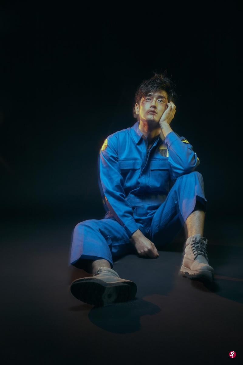 向洋不介意将自己的俊俏脸孔画成大花脸。(华纳音乐提供) 向洋不介意将自己的俊俏脸孔画成大花脸。(华纳音乐提供)