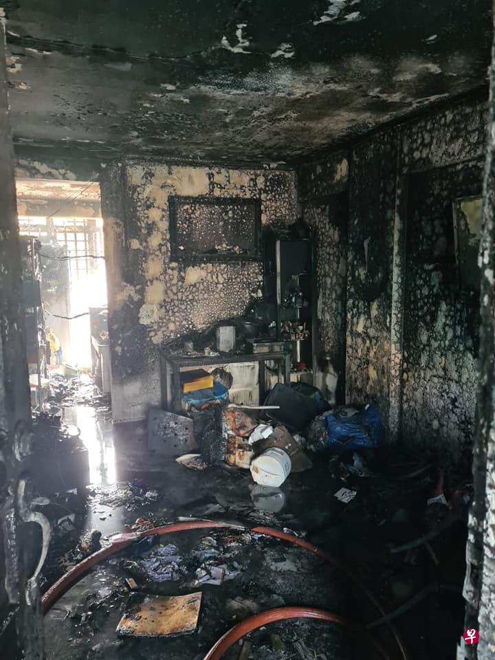 惹兰登德兰第22座组屋二楼的一个租赁组屋单位今早发生火患。(取自民防部队面簿) 惹兰登德兰第22座组屋二楼的一个租赁组屋单位今早发生火患。(取自民防部队面簿)