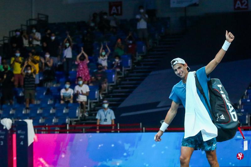 ▲澳洲的波佩林职业生涯首次打进ATP250级别男单决赛后,受到现场250名球迷的祝贺。(陈斌勤摄) ▲澳洲的波佩林职业生涯首次打进ATP250级别男单决赛后,受到现场250名球迷的祝贺。(陈斌勤摄)