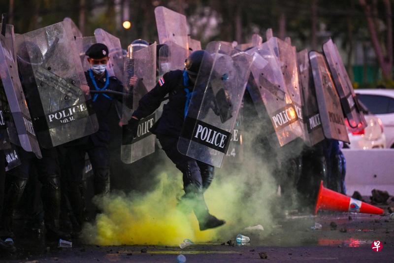 泰国示威者星期天在曼谷一个军事基地游行示威,警方用催泪弹和水炮对示威者进行对抗。(法新社) 泰国示威者星期天在曼谷一个军事基地游行示威,警方用催泪弹和水炮对示威者进行对抗。(法新社)