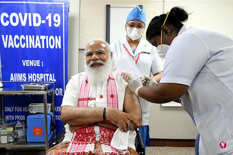 印度总理莫迪今天上午在全医院接种疫苗,推文呼吁有资格者都来接种疫苗。(法新社) 印度总理莫迪今天上午在全医院接种疫苗,推文呼吁有资格者都来接种疫苗。(法新社)