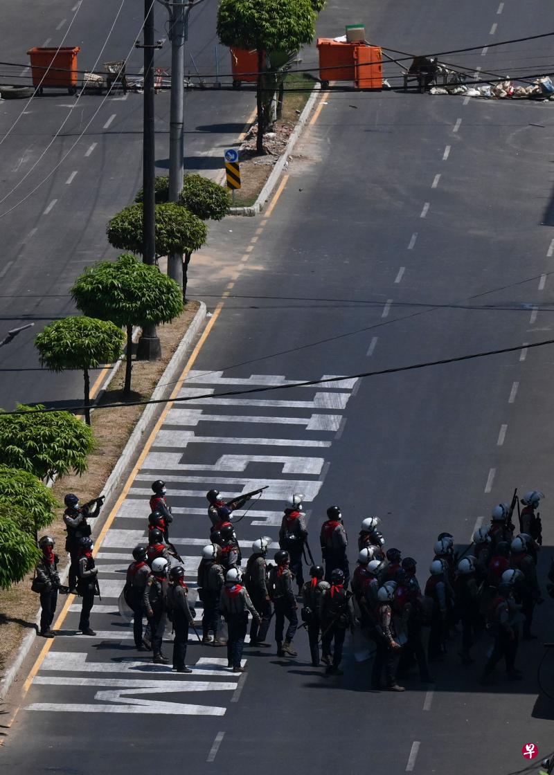 根据其获得的可靠信息,缅甸军队和警察对示威人群发射了实弹及橡皮子弹,已造成至少18人死亡、30人受伤。(法新社) 根据其获得的可靠信息,缅甸军队和警察对示威人群发射了实弹及橡皮子弹,已造成至少18人死亡、30人受伤。(法新社)