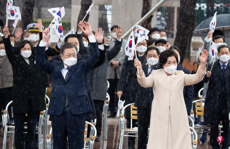 3月1日,文在寅和他的夫人一起出席三一独立运动102周年纪念活动。(法新社) 3月1日,文在寅和他的夫人一起出席三一独立运动102周年纪念活动。(法新社)