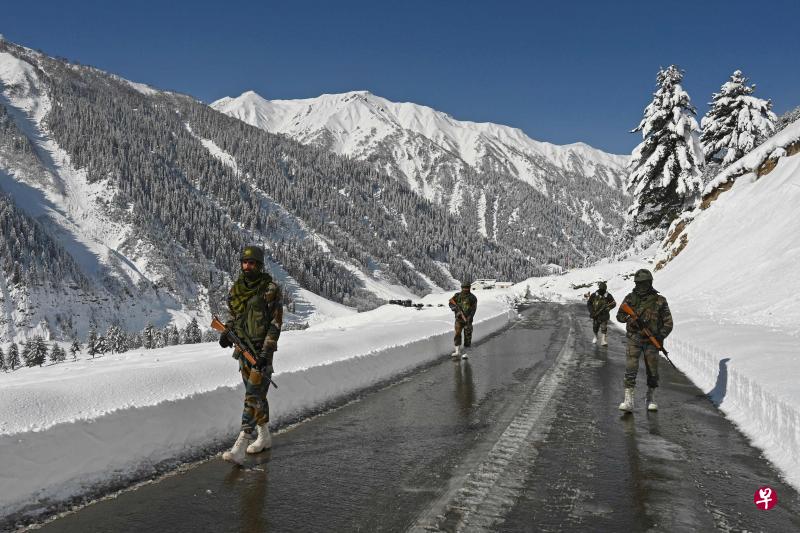 印度士兵2月28日在通往印中两国边境地区拉达克(Ladakh)的道路上巡逻。(法新社) 印度士兵2月28日在通往印中两国边境地区拉达克(Ladakh)的道路上巡逻。(法新社)