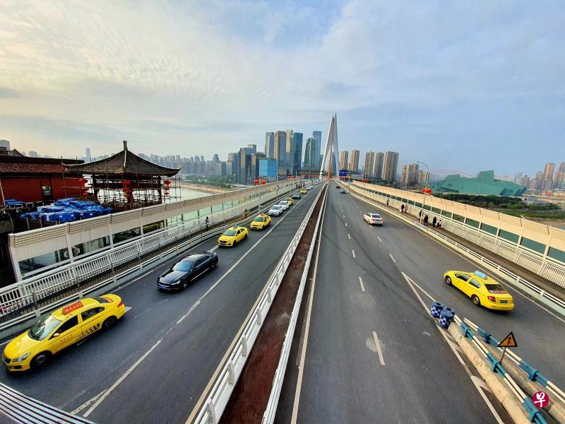 重庆朝天门附近跨嘉陵江的千厮门大桥,昨天傍晚交通比以往顺畅,双向车辆都不多。(王纬温摄) 重庆朝天门附近跨嘉陵江的千厮门大桥,昨天傍晚交通比以往顺畅,双向车辆都不多。(王纬温摄)