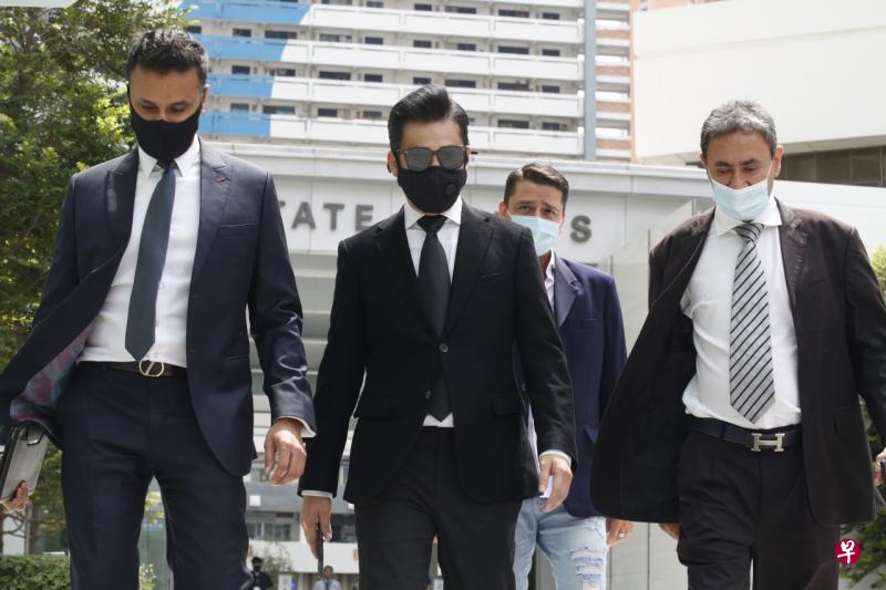 曹国辉(戴墨镜者)今午被控上法庭。(梁麒麟摄) 曹国辉(戴墨镜者)今午被控上法庭。(梁麒麟摄)