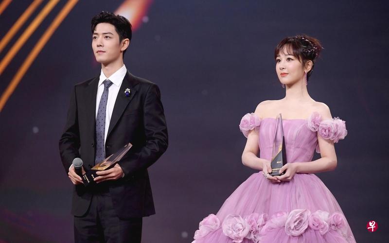 肖战(左)、杨紫再度高票当选微博King和Queen。(互联网) 肖战(左)、杨紫再度高票当选微博King和Queen。(互联网)