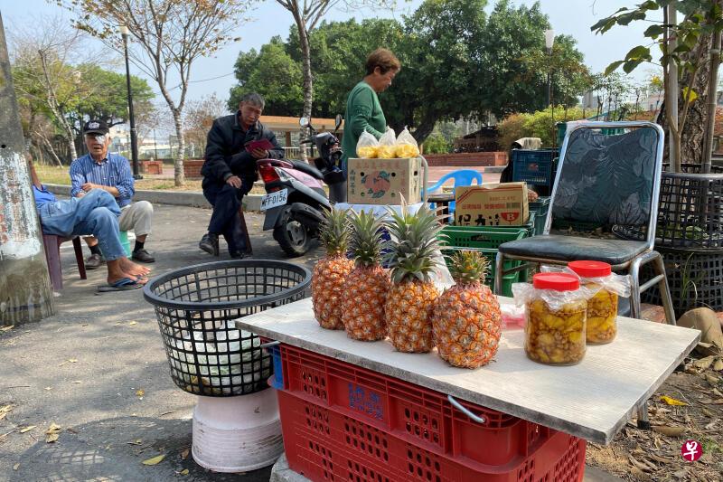 有农民在台湾高雄街头贩卖凤梨。(路透社) 有农民在台湾高雄街头贩卖凤梨。(路透社)