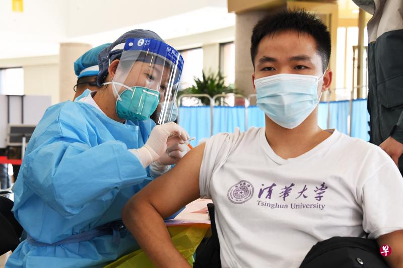 3月1日,在北京清华大学疫苗临时接种点,医护人员为学生接种新冠疫苗。(新华社) 3月1日,在北京清华大学疫苗临时接种点,医护人员为学生接种新冠疫苗。(新华社)