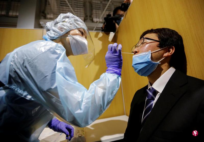 2020年11月2日,医务人员于东京东部的成田国际机场模拟冠病检测的过程。(路透社) 2020年11月2日,医务人员于东京东部的成田国际机场模拟冠病检测的过程。(路透社)