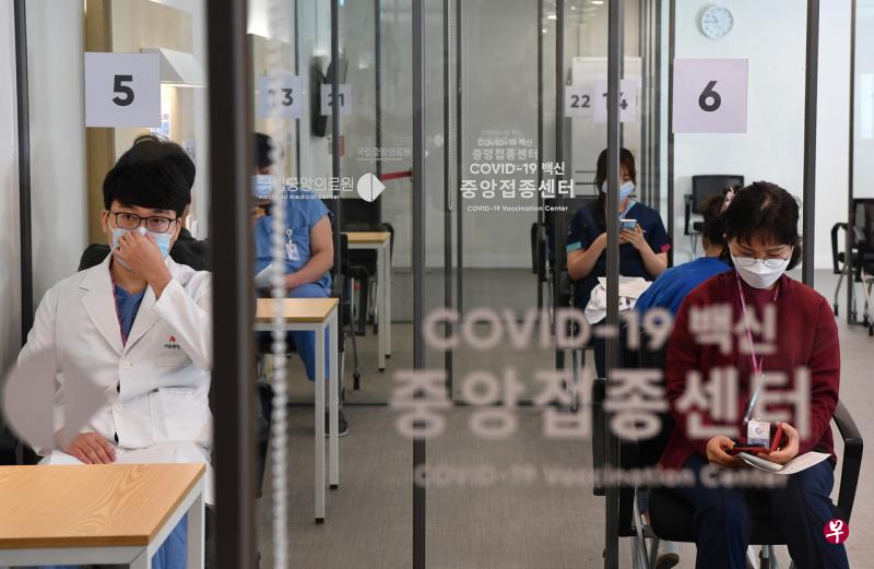 韩国中央防疫对策本部周三(3日)表示,共接获53起接种阿斯利康冠病疫苗后,出现不良反应的报告。(路透社) 韩国中央防疫对策本部周三(3日)表示,共接获53起接种阿斯利康冠病疫苗后,出现不良反应的报告。(路透社)