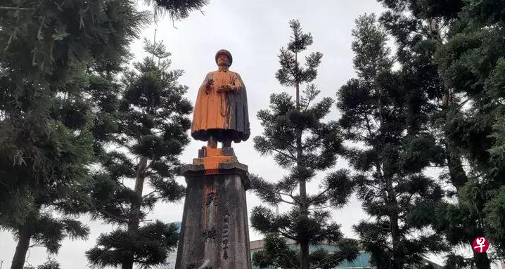基隆蒋介石铜像在拆除前夕被喷漆涂鸦。(互联网) 基隆蒋介石铜像在拆除前夕被喷漆涂鸦。(互联网)