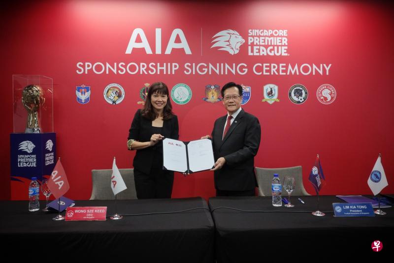 AIA新加坡首席执行官黄仕洁(左)与新加坡足总会长林家栋昨天完成续约签署仪式。(海峡时报) AIA新加坡首席执行官黄仕洁(左)与新加坡足总会长林家栋昨天完成续约签署仪式。(海峡时报)