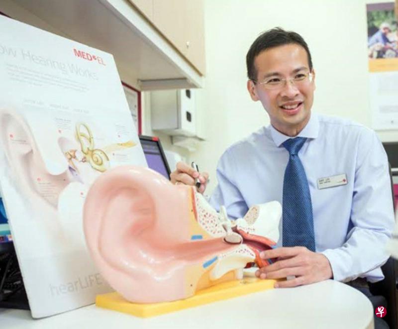 黄廷方综合医院听力学主任李则宗建议,听力受损的年长者每天应佩戴助听器至少四小时。(黄廷方综合医院提供) 黄廷方综合医院听力学主任李则宗建议,听力受损的年长者每天应佩戴助听器至少四小时。(黄廷方综合医院提供)