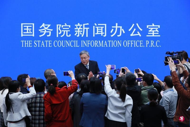 中国银行保险监督管理委员会主席郭树清(中)昨天回答记者提问。(中新社) 中国银行保险监督管理委员会主席郭树清(中)昨天回答记者提问。(中新社)