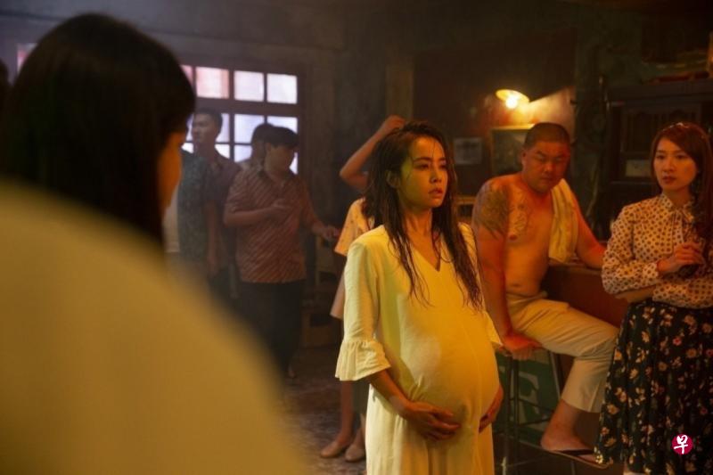 蔡依林(左)为拍摄MV装上假孕肚。(互联网) 蔡依林(左)为拍摄MV装上假孕肚。(互联网)