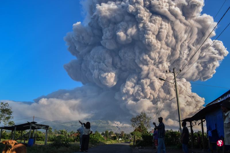 印尼的锡纳朋火山隔了半年后再次爆发,大量的火山灰和浓烟喷冲蓝天。(新华社) 印尼的锡纳朋火山隔了半年后再次爆发,大量的火山灰和浓烟喷冲蓝天。(新华社)